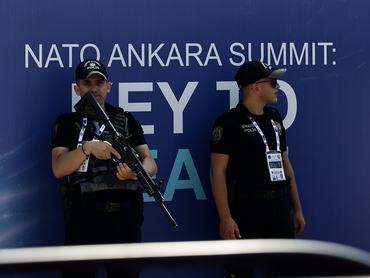 A biztonsági szeményzet tagjai a NATO kétnapos ankarai csúcstalálkozójának otthont adó Bestepe Elnöki Komplexumnál 2026. július 6-án