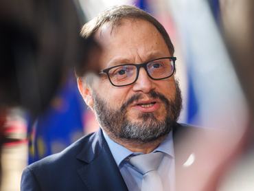 Brüsszel, 2026. július 10.Kármán András pénzügyminiszter nyilatkozik, amint az Európai Unió Gazdasági és Pénzügyi Tanácsa, az Ecofin brüsszeli ülésére érkezik 2026. július 10-én.MTI/EPA/Olivier Matthys