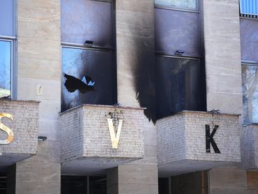 Molotov-koktél nyoma a prágai Orosz Tudományos és Kulturális Központ épületén 2026. március 27-én