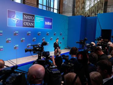 Magyar Péter miniszterelnök a sajtónak nyilatkozik Ankarában a NATO-csúcstalálkozó második napján, 2026. július 8-án