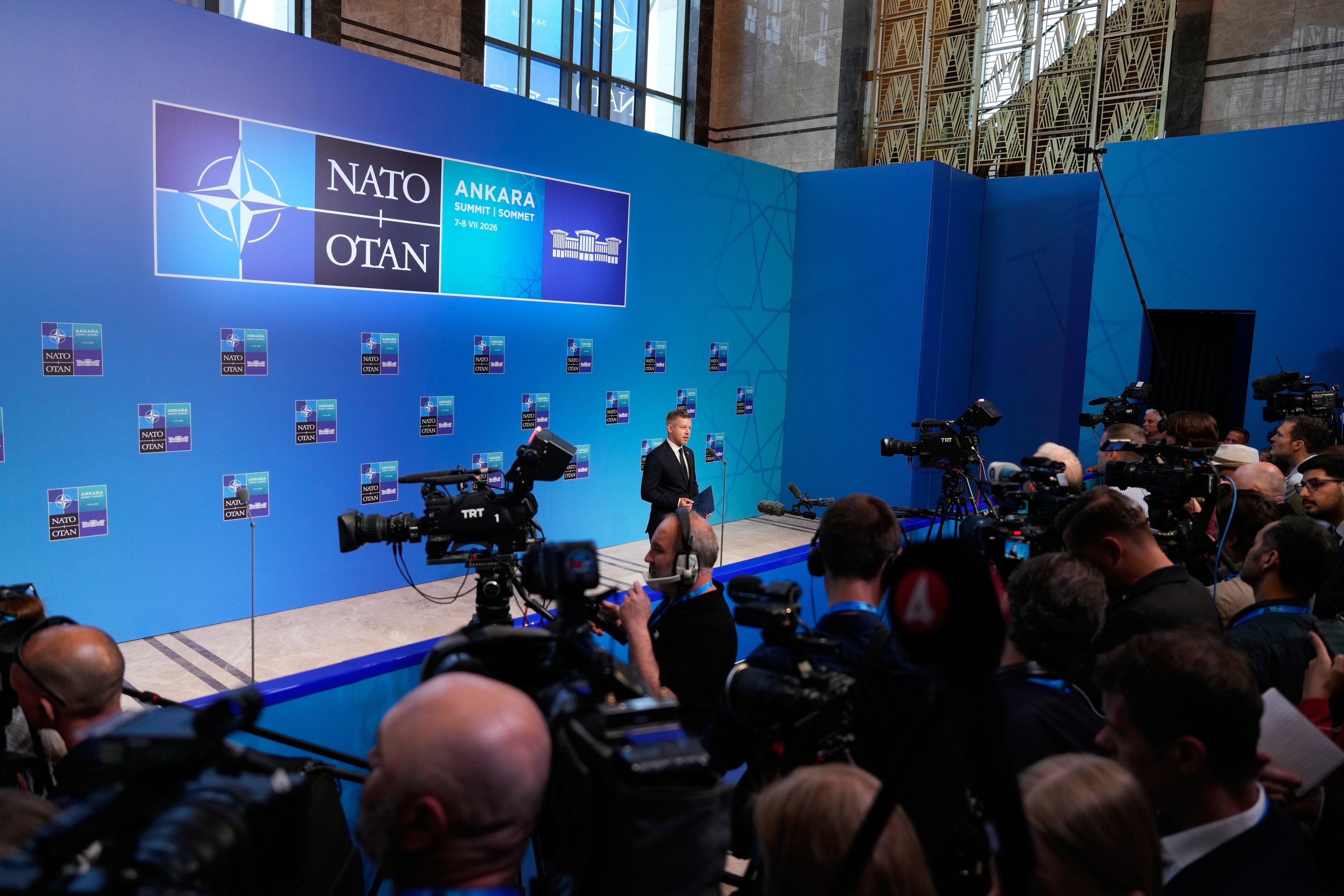 Magyar Péter bejelentkezett a NATO-csúcsról: Nem küldünk sem fegyvert, sem katonát Ukrajnának