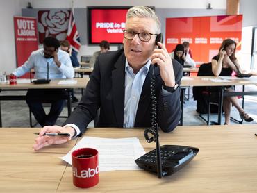 Keir Starmer miniszterelnök segít a Munkáspárt londoni székházának call centerében a választások előtti kampány utolsó napján, 2026. május 6-án.