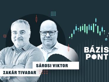 Zakár Tivadar vendég és Sárosi  Viktor, a podcast házigazdája egymás mellett áll