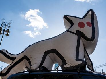 A Magyar Kétfarkú Kutyapárt felfújható kutyája egy autó tetején