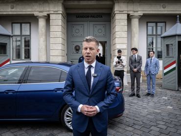 Magyar Péter a Sándor-palota előtt 2026. április 15-én