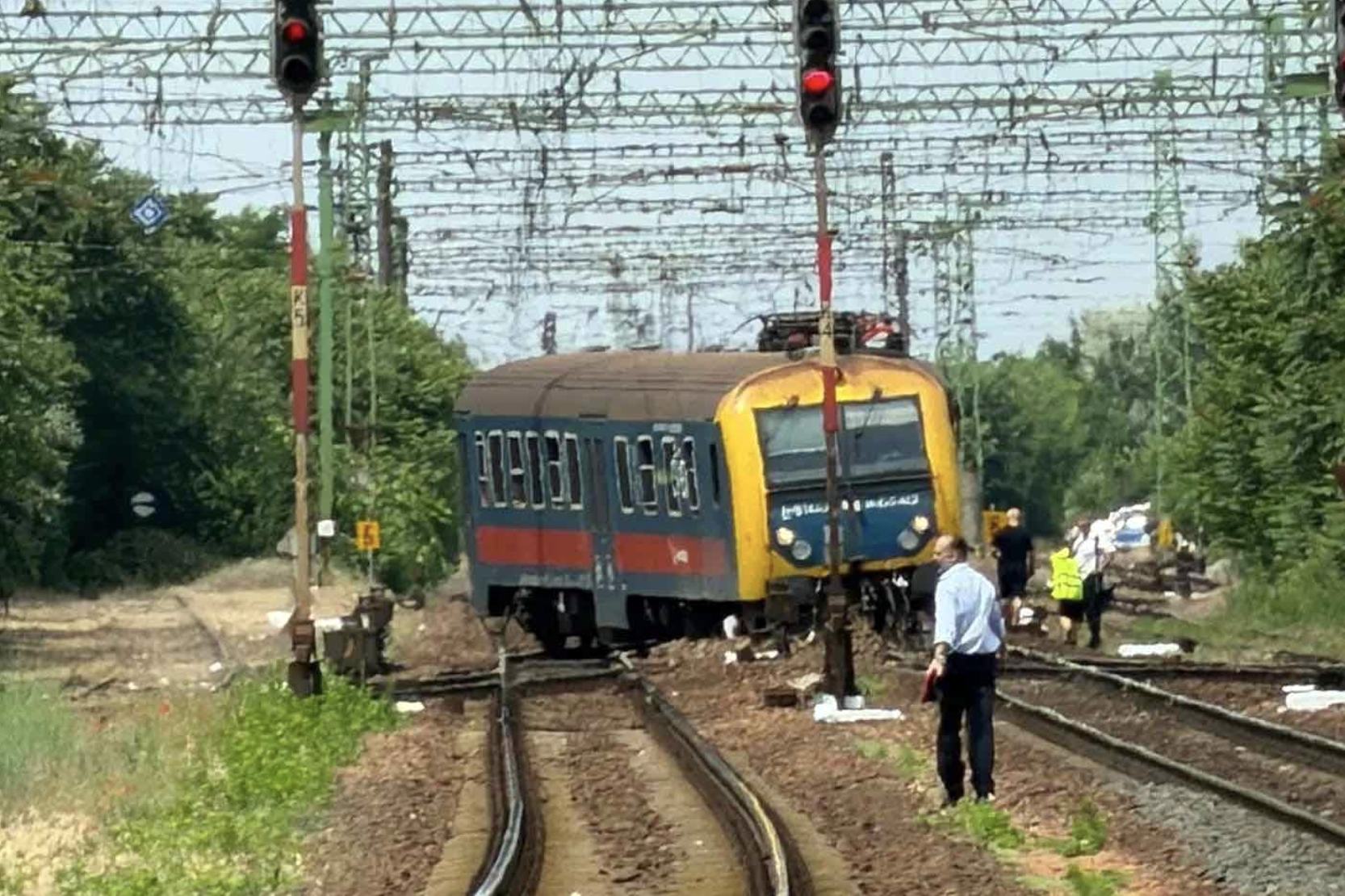 Kisiklott egy vonat, borul a közlekedés az országban
