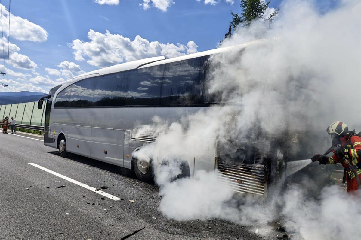 Menet közben gyulladt ki egy magyar busz Ausztriában – 27 fiatal utasnak sikerült kimenekülnie
