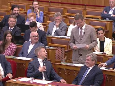 Magyar Péter és Gulyás Gergely a május 27-i parlamenti vitán.