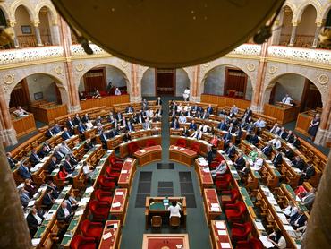 Képviselők az Országgyűlés rendkívüli ülésén 2026. július 7-én