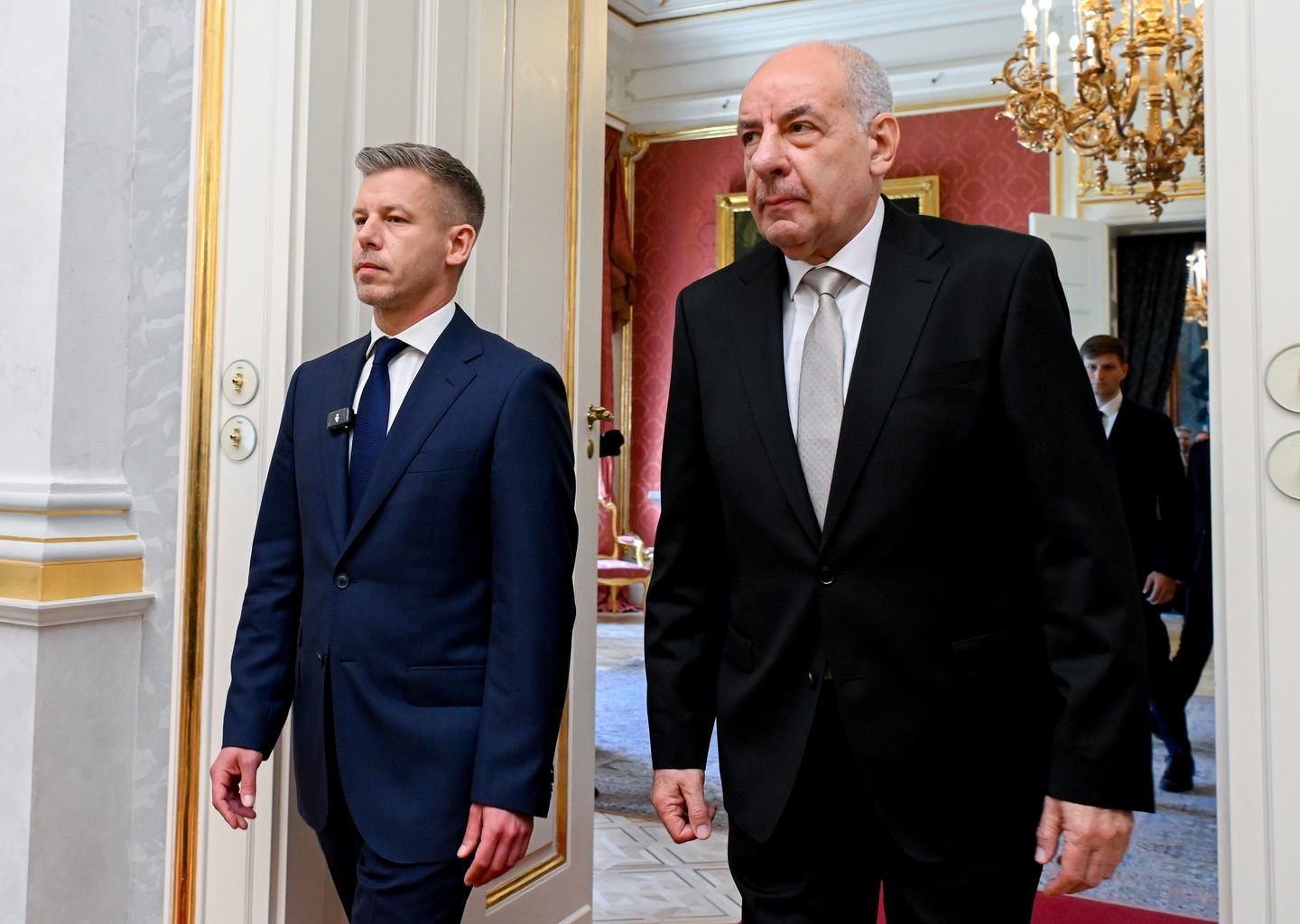 Magyar Péter frissen kinevezett miniszterelnök és Sulyok Tamás köztársasági elnökként az új miniszterek kinevezési ünnepségén a Sándor-palotában 2026. május 12-én