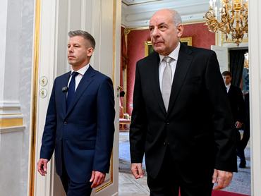 Magyar Péter frissen kinevezett miniszterelnök és Sulyok Tamás köztársasági elnökként az új miniszterek kinevezési ünnepségén a Sándor-palotában 2026. május 12-én