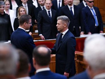 Budapest, 2026. május 9.Magyar Péter miniszterelnök (j) fogadja Gulyás Gergely, a Fidesz frakcióvezetője, leköszönő Miniszterelnökséget vezető miniszter gratulációját eskütétele után az új Országgyűlés alakuló ülésén az Országházban 2026. május 9-én. A választáson győztes Tisza Párt elnökét 140 igen szavazattal, 54 nem ellenében és 1 tartózkodással választották meg a képviselők.MTI/Illyés Tibor