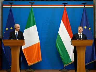 Magyar Péter miniszterelnök és Micheál Martin ír miniszterelnök a tárgyalásukat követő sajtótájékoztatón 2026. június 4-én
