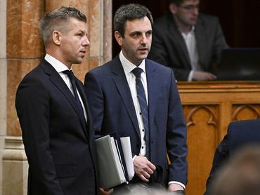 Magyar Péter miniszterelnök és Melléthei-Barna Márton, a Tisza Párt képviselője az Országgyűlés rendkívüli ülésének szünetében 2026. július 14-én