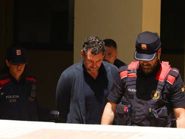 Jonathan Andic, the son of the founder of the Mango fashion group, Isak Andic, arrives at court escorted by police, where he is expected to be questioned after being detained in an investigation of the death of his father, who was killed in a fall from a cliff near Barcelona in December 2024, in Martorell, Spain, May 19, 2026. REUTERS/Albert Gea