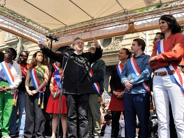 Jean-Luc Mélenchon, fondateur du parti politique La France Insoumise (LFI), entouré des députés.es LFI Danièle Obono, Nadège Abomangoli, Clémence Guetté, Mathilde Panot, Louis Boyard et Aurélie Trouvé lors d'un meeting de La France insoumise, place de la République à Paris, le 1er mai 2026. (Photo by Thierry NECTOUX/Gamma-Rapho via Getty Images)