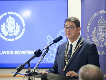 Merkely Béla rektor köszöntőt mond a Semmelweis Egyetem Rehabilitációs Klinika új oktatótermének átadásán 2026. június 25-én