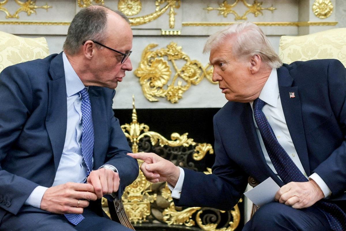 Koporsóban mutogatják az irániak Trumpot, aki már Németországban is feszültségeket kelt