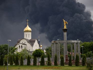 Smoke rises from an oil refinery following a Ukrainian drone attack in the course of Russia-Ukraine conflict, in Moscow, Russia, June 18, 2026, in this picture obtained from social media. SOCIAL MEDIA/via REUTERS  THIS IMAGE HAS BEEN SUPPLIED BY A THIRD PARTY.     TPX IMAGES OF THE DAY