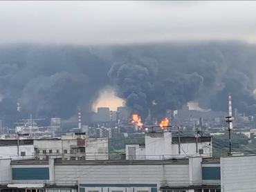Thick plumes of smoke with flames rise from an oil refinery in Moscow, Russia,  June 18, 2026 in this screengrab taken from a social media video. SOCIAL MEDIA/via REUTERS  THIS IMAGE HAS BEEN SUPPLIED BY A THIRD PARTY.NO RESALES. NO ARCHIVES.  VERIFICATION: -Utility towers, buildings and road layout matched archive and satellite images  -Coordinates of the refinery: 55.65466777224526, 37.80603531308355 -Date verified by Reuters witness and statements by authorities  -Moscow Mayor Sergei Sobyanin said on Telegram that drones hit the Moscow refinery on Thursday     TPX IMAGES OF THE DAY