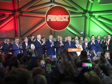 Budapest, 2026. április 12.A Miniszterelnöki Kommunikációs Főosztály által közreadott képen Orbán Viktor miniszterelnök, a Fidesz elnöke (k) beszédet mond a Fidesz-KDNP eredményváró rendezvényén az országgyűlési választást követően a Bálna Honvédelmi Központban 2026. április 12-én.MTI/Miniszterelnöki Kommunikációs Főosztály/Kaiser Ákos