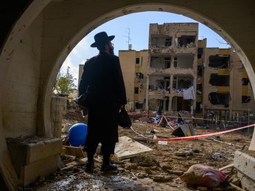 ARAD, ISRAEL - MARCH 22: A man looks out at the destruction after an Iranian ballistic missile strike last night destroyed multiple residential buildings on March 22, 2026 in Arad, Israel. Dozens were wounded in the strike, which Israel's air-defence system failed to intercept. Israel is now fighting a war on two fronts - with Hezbollah in Lebanon and against Iran - after the United States and Israel launched a joint attack on Iran early on February 28th. (Photo by Alexi Rosenfeld/Getty Images)