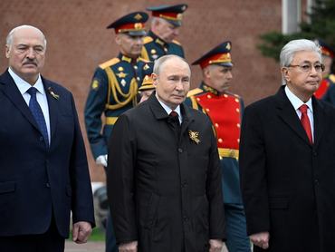 Russian President Vladimir Putin, Belarusian President Alexander Lukashenko and Kazakh President Kassym-Jomart Tokayev attend a ceremony to lay flowers at the Tomb of the Unknown Soldier by the Kremlin wall in central Moscow, Russia, on May 9, 2026. ALEXANDER NEMENOV/Pool via REUTERS