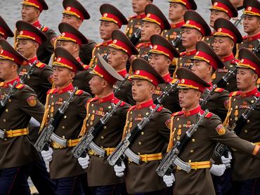 Észak-Korea katonái menetelnek a moszkvai Győzelem Napja katonai parádén , 2026. május 9-én, szombaton, a Szovjetunió náci Németország felett aratott második világháborús győzelmének 81. évfordulója alkalmából rendezett ünnepségek során.