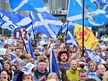 GLASGOW, SCOTLAND - SEPTEMBER 14:  Pro independence supporters march through Glasgow on route to the BBC Scotland where they staged a protest against their perceived bias on September 14, 2014 in Glasgow,Scotland. The latest polls in Scotland's independence referendum puts the No campaign back in the lead, the first time they have gained ground on the Yes campaign since the start of August.  (Photo by Jeff J Mitchell/Getty Images)