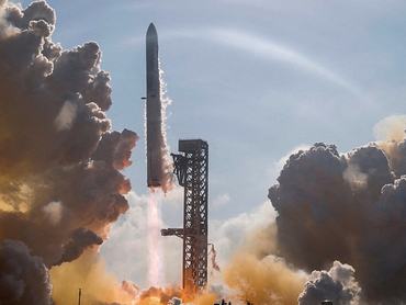 FILE PHOTO: The SpaceX Starship and Super Heavy Booster creates sound waves as it lifts off on its 12th test flight from the SpaceX launch complex in Starbase, Texas, U.S., May 22, 2026. REUTERS/Steve Nesius/File Photo