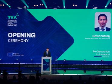 Vitézy Dávid közlekedési és beruházási miniszter beszédet mond a Transport Research Arena 2026 konferencia megnyitóján a budapesti Hungexpón 2026. május 18-án.