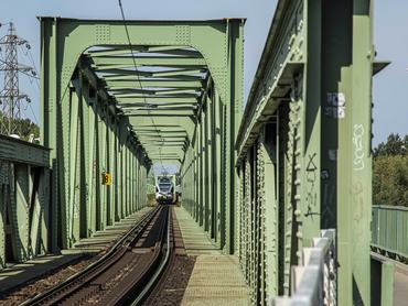 Budapest, 2022. augusztus 27.A MÁV Start Zrt. egyik Stadler Flirt vonata halad az Újpesti vasúti hídon, nem hivatalos nevén Északi összekötõ vasúti hídon, amely a fõváros egyik vasúti Duna-hídja, ami a Népsziget felett is átvezet. A BudapestEsztergom-vasútvonal forgalma mellett a gyalogos és a kerékpáros közlekedést is szolgálja. Erdetileg 1896-ban épült, de a második világháború során több súlyos légitámadás érte és csak 1955-re készült el az újjáépített híd, amely a RothWaagner-féle szerkezet továbbfejlesztése, azaz úgynevezett csavarozott, kettõs K-híd.MTVA/Bizományosi: Róka László ***************************Kedves Felhasználó!Ez a fotó nem a Duna Médiaszolgáltató Zrt./MTI által készített és kiadott fényképfelvétel, így harmadik személy által támasztott bárminemû különösen szerzõi jogi, szomszédos jogi és személyiségi jogi igényért a fotó szerzõje/jogutódja közvetlenül maga áll helyt, az MTVA felelõssége e körben kizárt.