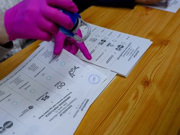 Székesfehérvár, 2026. április 12.Lepecsételnek egy szavazólapot az országgyűlési választáson a székesfehérvári Ciszterci Szent István Gimnáziumban kialakított szavazókörben 2026. április 12-én.MTI/Vasvári Tamás