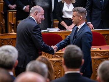 Magyar Péter miniszterelnök (j) fogadja Sulyok Tamás köztársasági elnök gratulációját eskütétele után az új Országgyűlés alakuló ülésén az Országházban 2026. május 9-én