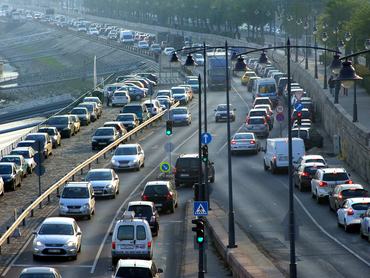 Araszoló gépjárművek a dugóban az alsó rakparton Budán