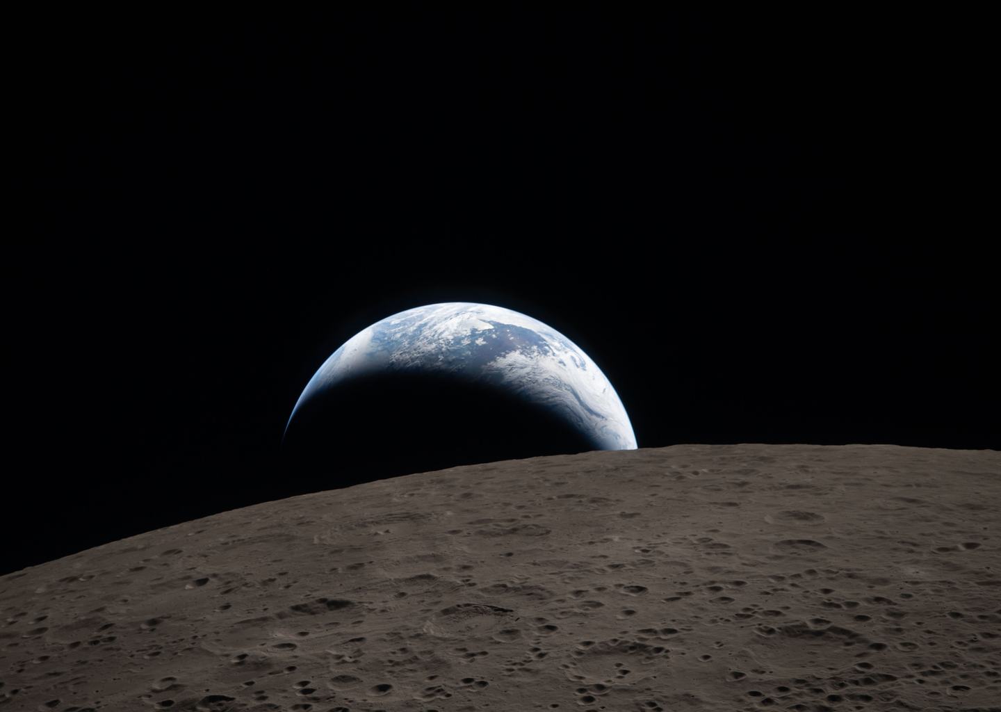 A Föld lenyugvásának képe az Orion űrszonda ablakán keresztül, 2026. április 6-án