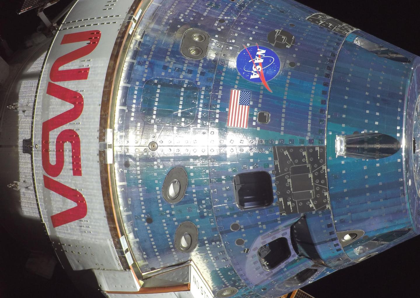 A NASA Orion űrszondáját a napelemes szárnyaira szerelt egyik kamera készítette