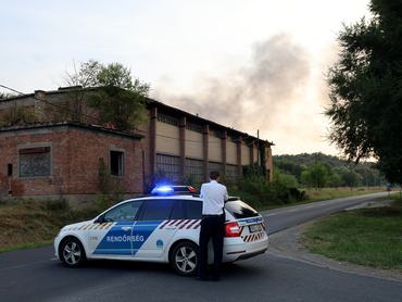 A Sajóbábonyi Ipari Parkban keletkezett raktártűz miatt elrendelt rendőrségi útzár Sajóbábony határában 2024. augusztus 18-án