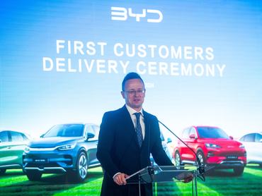 Szijjártó Péter külgazdasági és külügyminiszter beszédet mond a BYD autóátadó ünnepségén a Puskás Arénában 2024. február 23-án