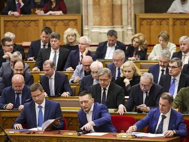 Budapest, 2025. április 14.Szavaznak a képviselõk az Országgyûlés plenáris ülésén 2025. április 14-én. Elöl Gulyás Gergely, a Miniszterelnökséget vezetõ miniszter, Rogán Antal, a Miniszterelnöki Kabinetirodát vezetõ miniszter és Tuzson Bence igazságügyi miniszter (b-j).MTI/Hegedüs Róbert