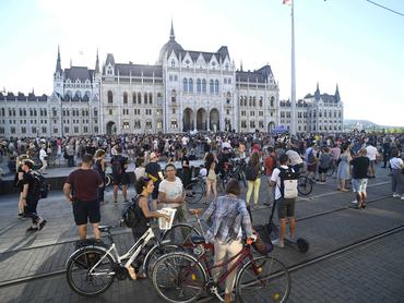 Budapest, 2022. július 13.
Résztvevõk a Momentum Mozgalom tüntetésén, amelyen a kisadózó vállalkozók tételes adója (kata) módosítása ellen tiltakoztak Budapesten, a Kossuth téren 2022. július 13-án.
MTI/Balogh Zoltán