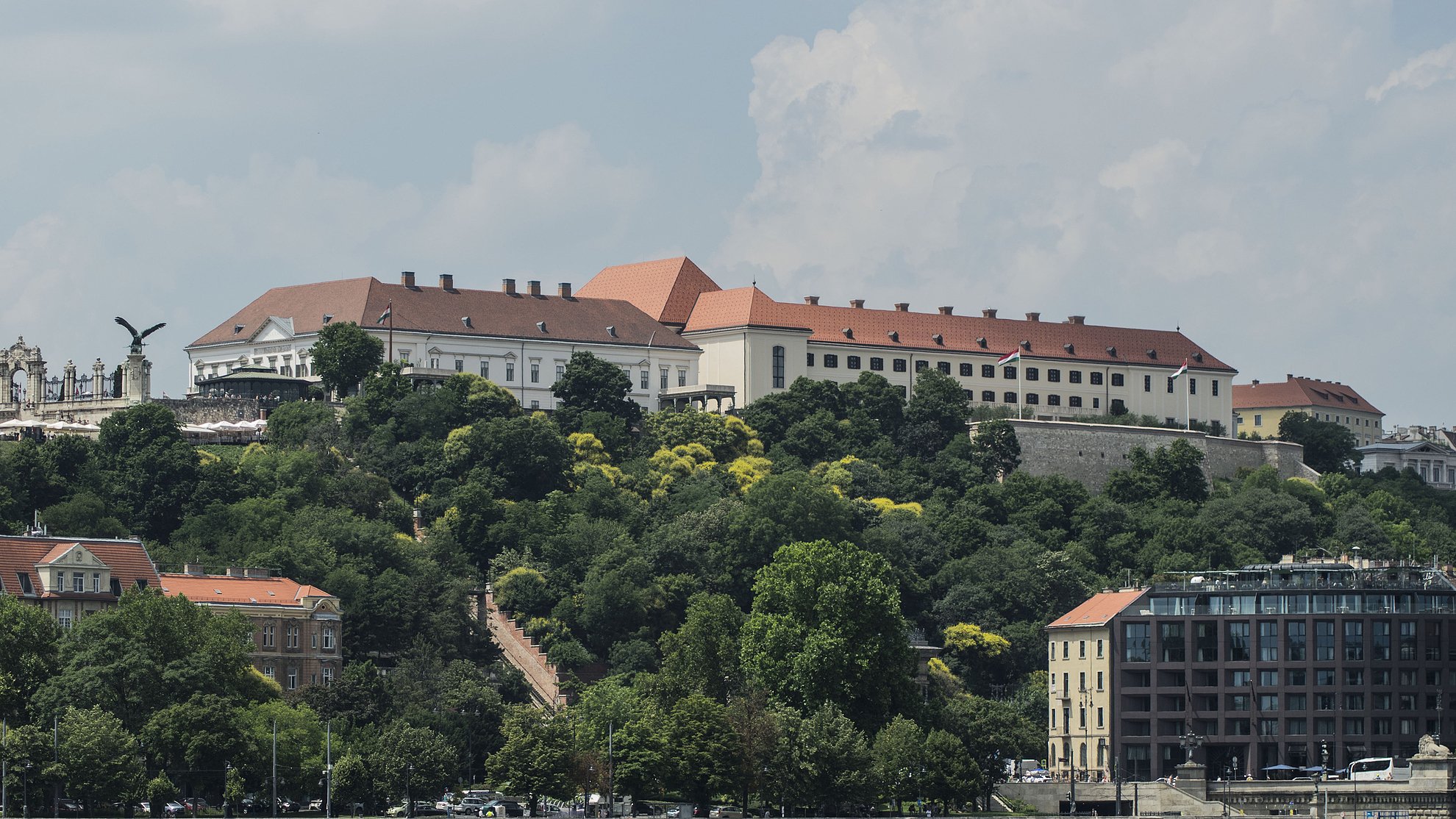 Magyar Péter elengedte a Karmelitát