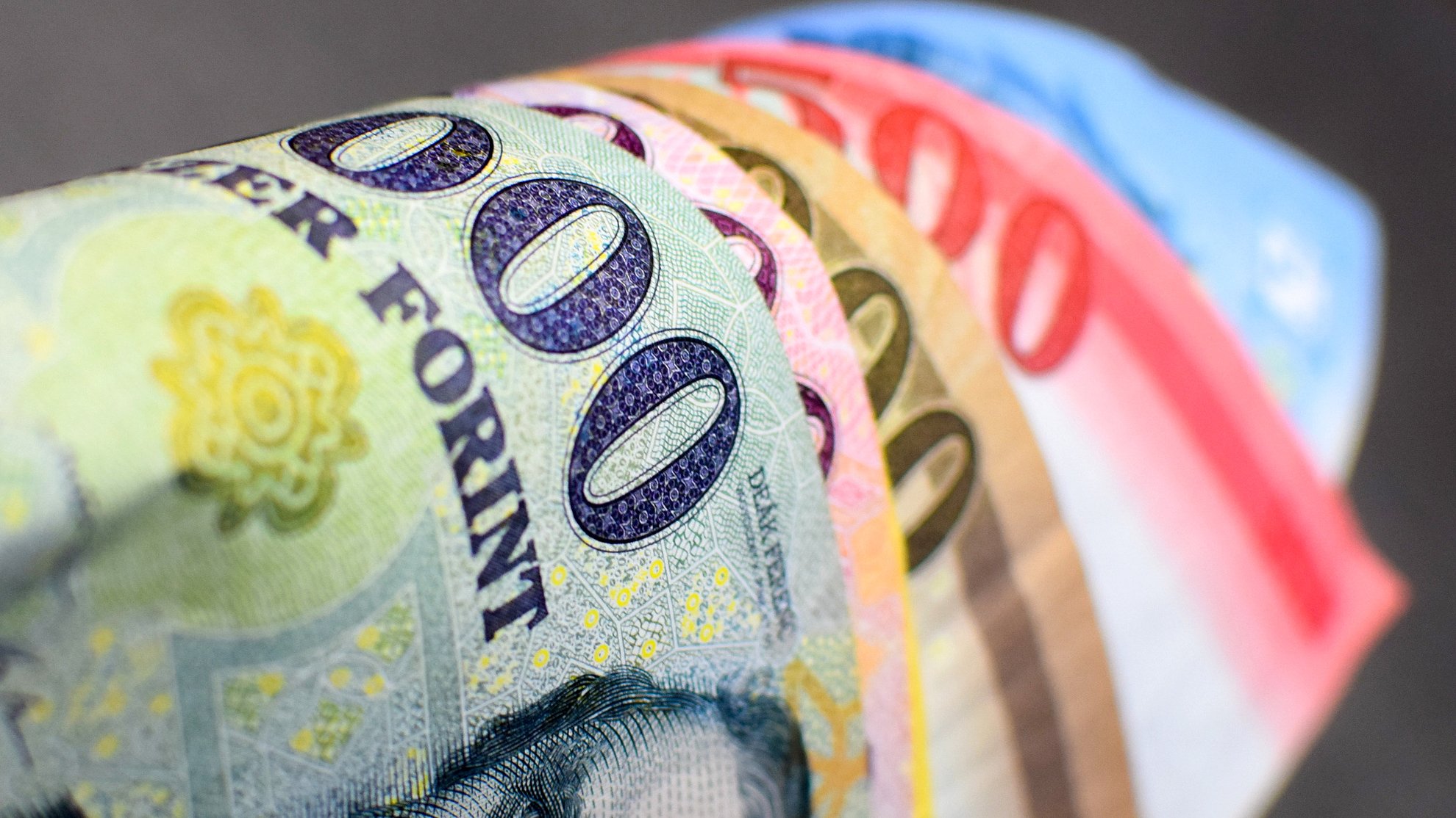 Nagyot megy a forint, letarolta a devizákat