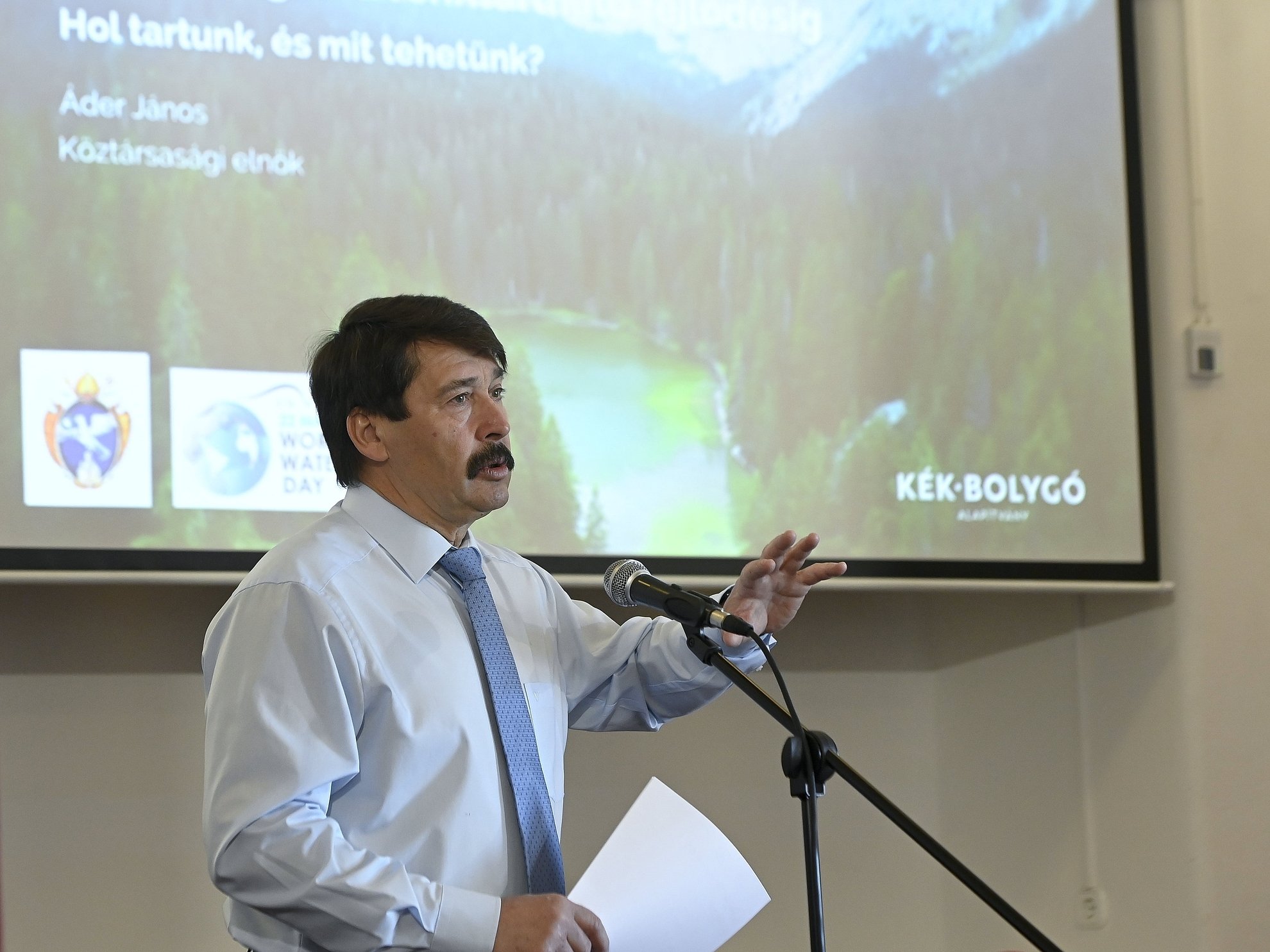 Kérdést szegeztek Áder Jánosnak: hét milliárd forintról érdeklődik Magyar Péter