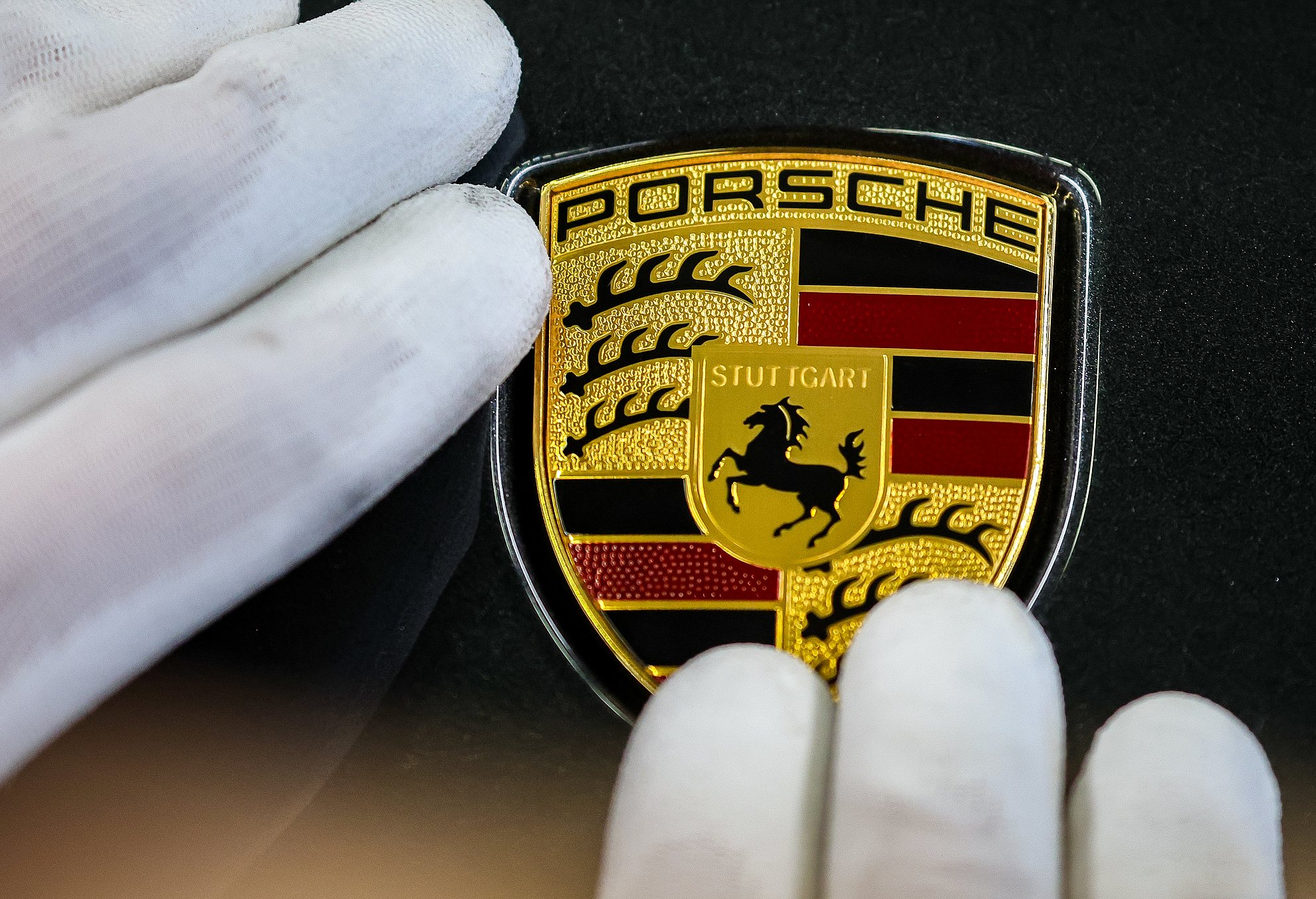 Nagy pácban a Porsche, drasztikusan beestek az eladásai