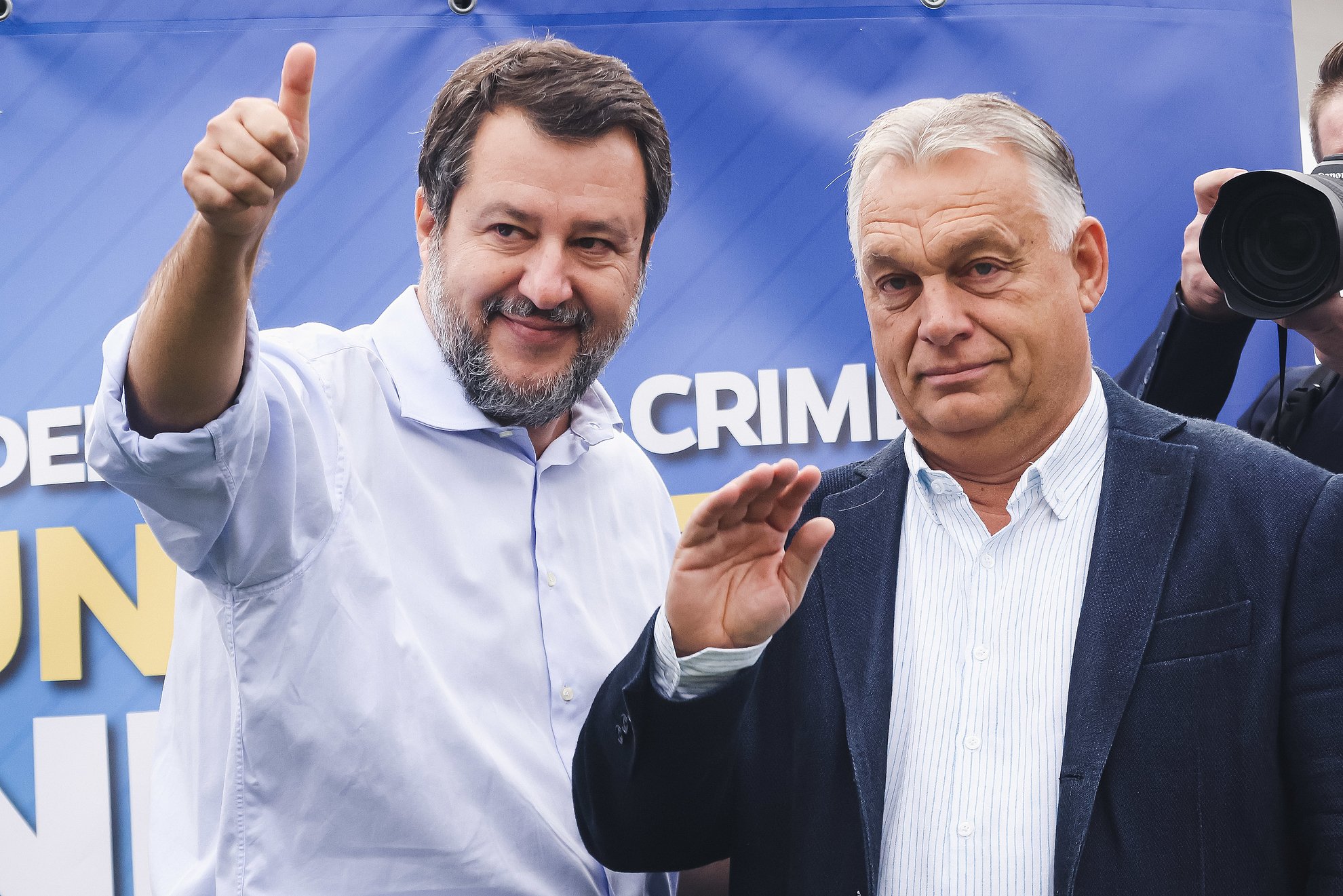 Orbán Viktort éltették, közben üvegek és petárdák repültek a rendőrök felé