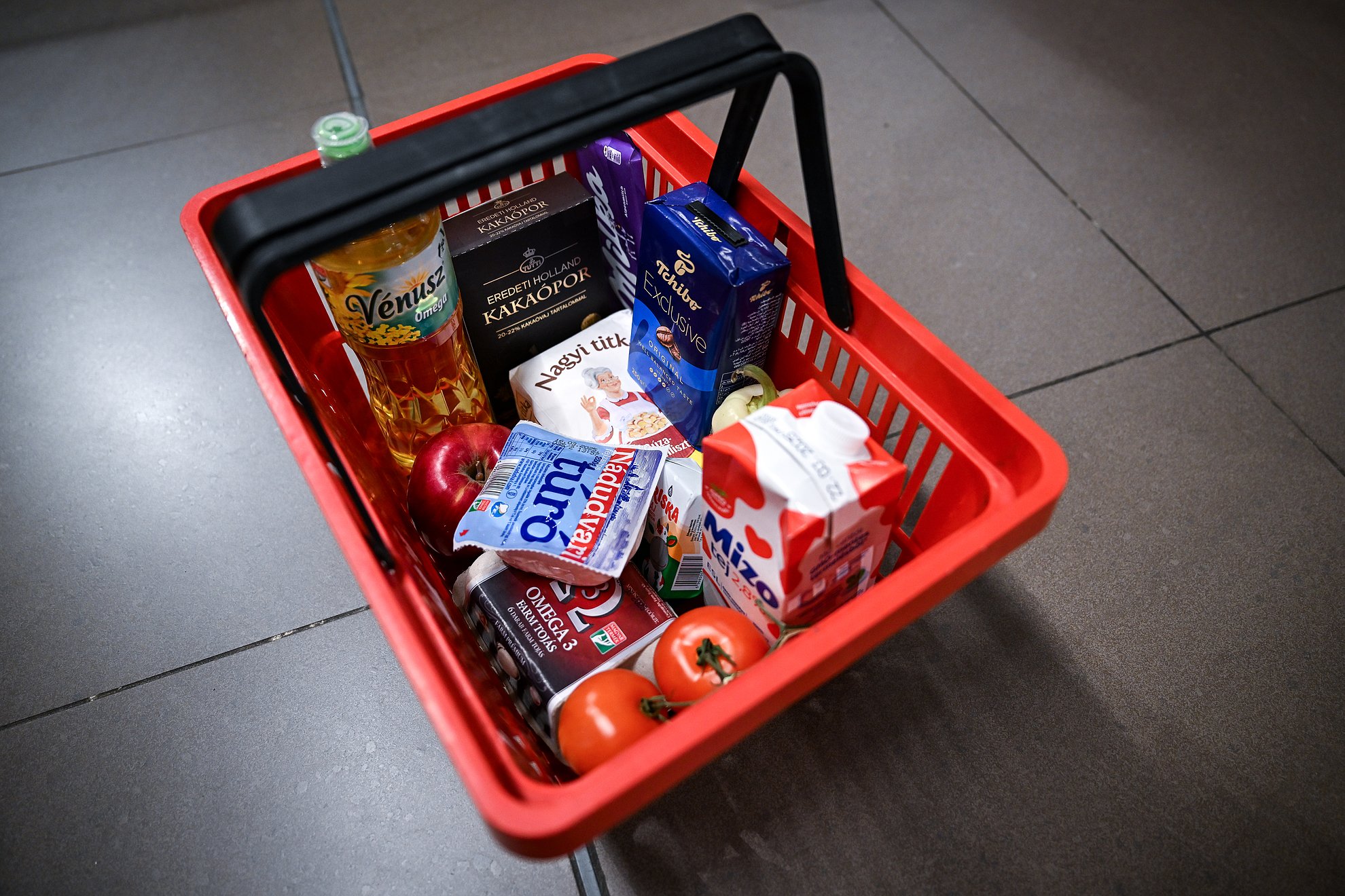 Papíron gazdagodunk, mégsem vásárolunk többet – mitől félnek a magyarok?