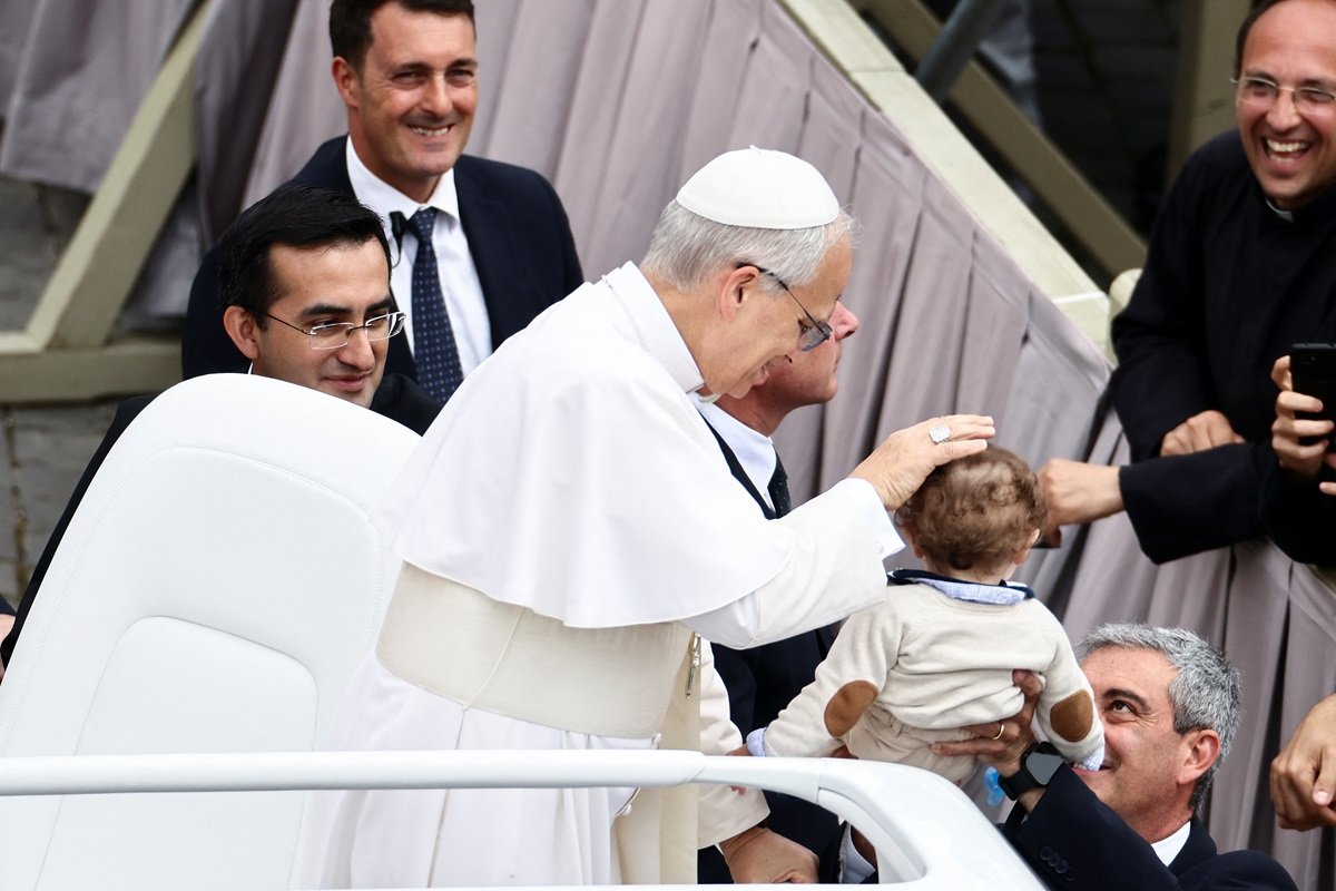 Leó pápa máris megáldotta a tiszás képviselőket, majd az egész világnak üzent
