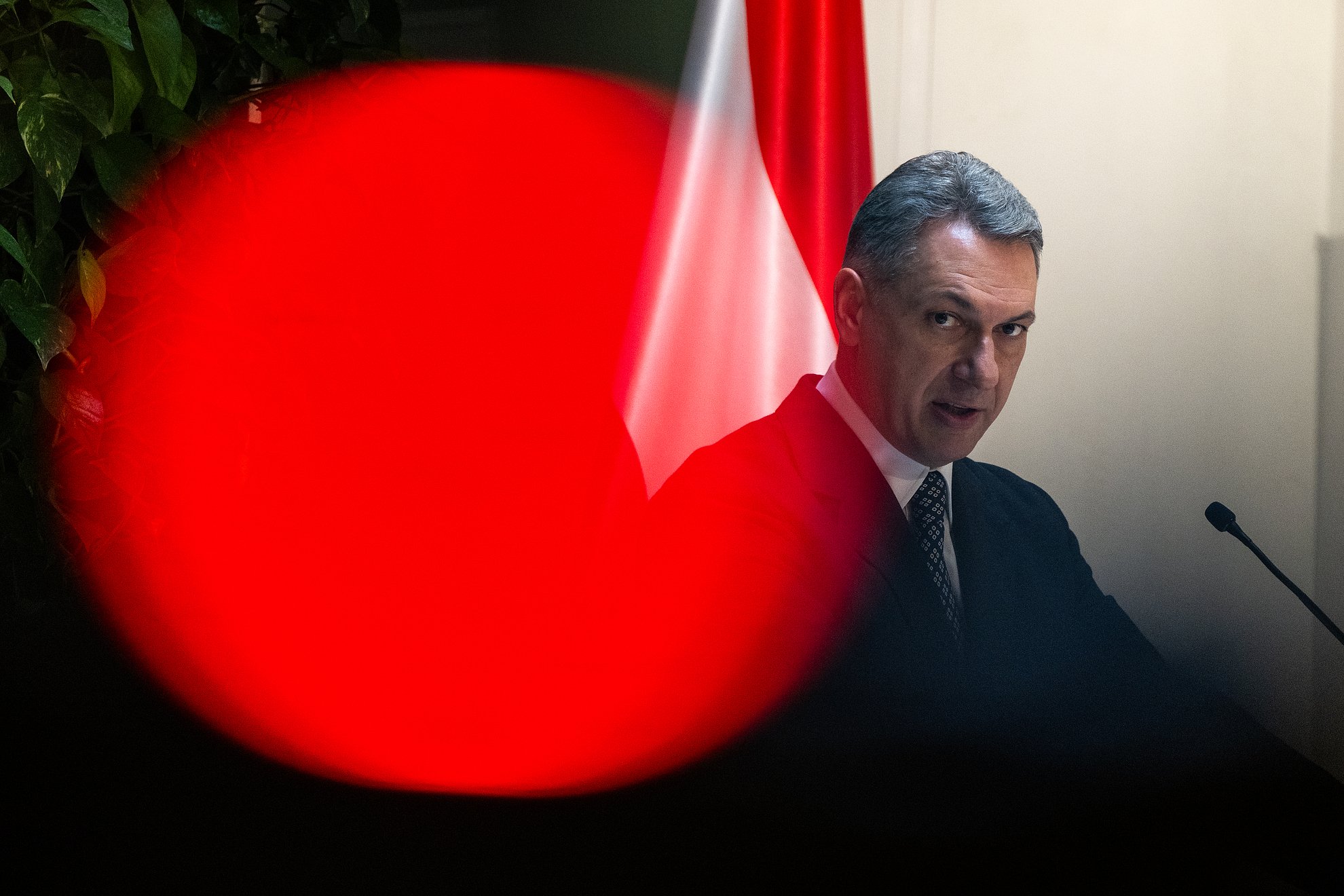 Lázár János döntött, beül-e a parlamentbe