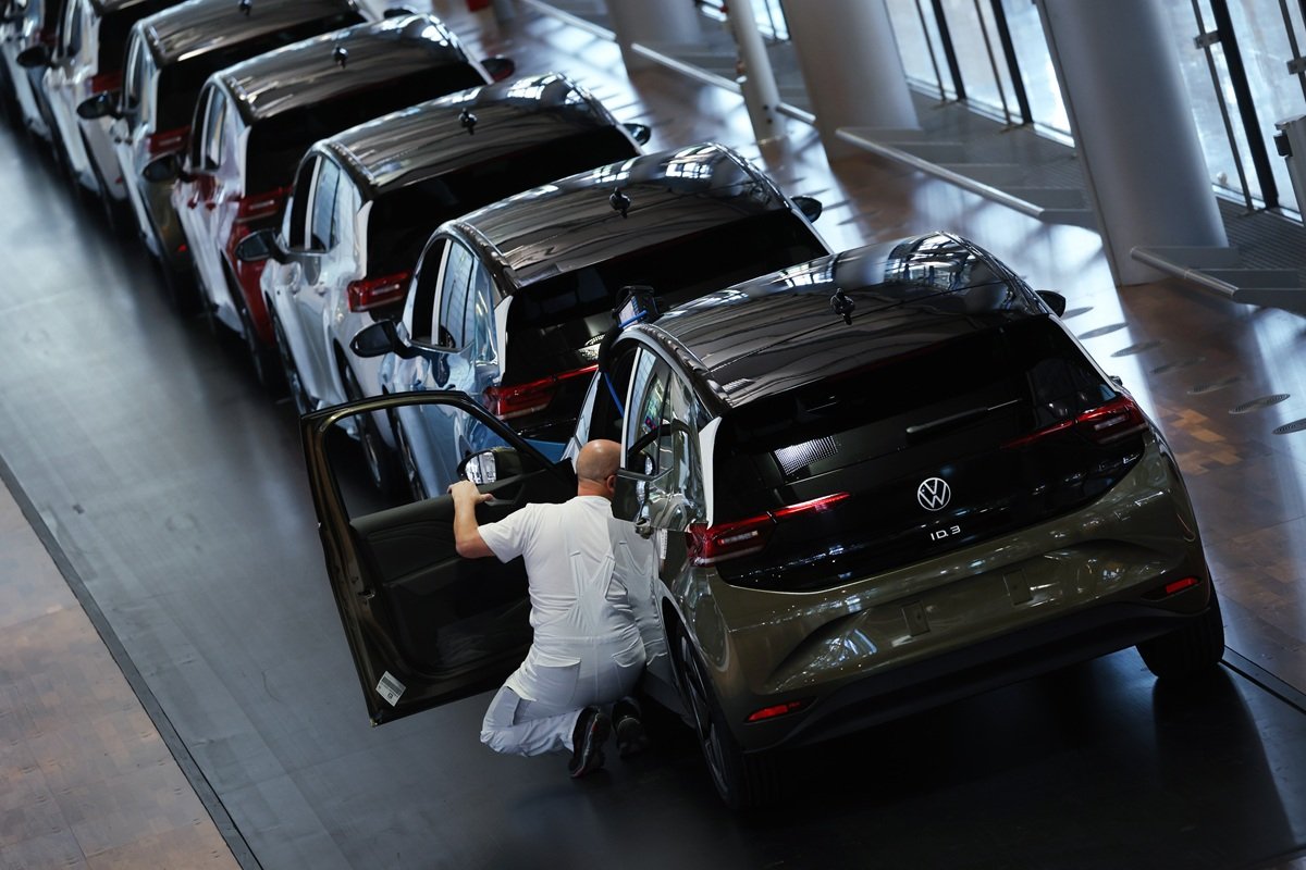 Satufék behúzva: milliós nagyságrendben csökkentik a termelést a patinás autógyártónál